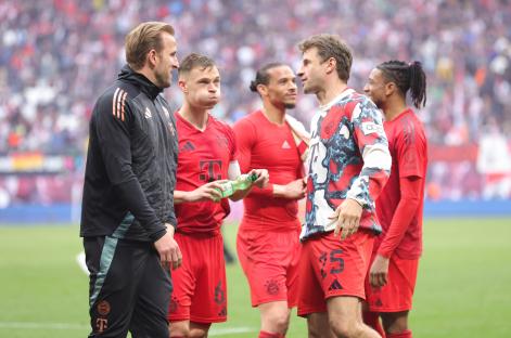 FC Bayern München players Harry Kane and Thomas Müller talking after a Bundesliga match.