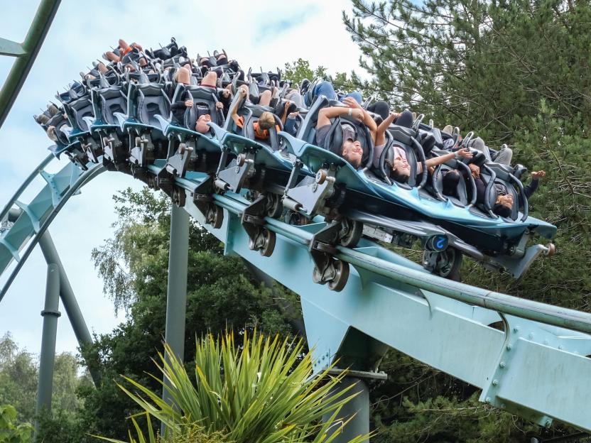 2rdgk17-roller-coaster-showing-customers-1013126102