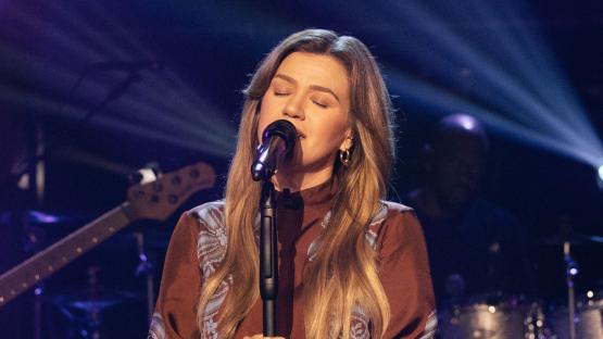 Kelly Clarkson shows off ‘60 pound’ weight loss and pin thin waist in jean skirt as she celebrates 43rd birthday