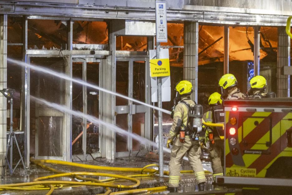 © Licensed to London News Pictures. 09/10/2025. London, UK. Fifteen fire engines and around 100 firefighters have been called around 4:30am to a fire on High Street in Penge. Firefighters tackle a fire in a two storey terraced shop where a large part of the ground floor is alight in Penge south east London. Photo credit: Marcin Nowak/LNP