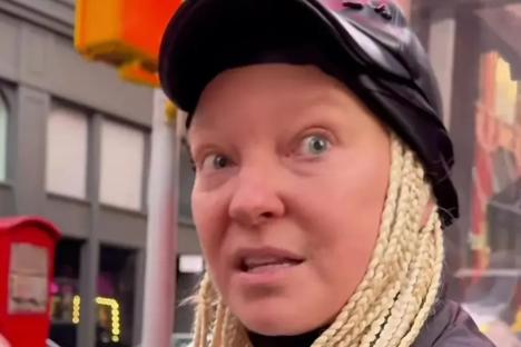 Rarely-seen pop superstar stopped in the street by TikTok star – but fans have NO idea it’s her – would YOU?