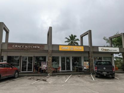 Grace Kitchen, Sunny Pizza, and Grace Beauty Salon storefronts.
