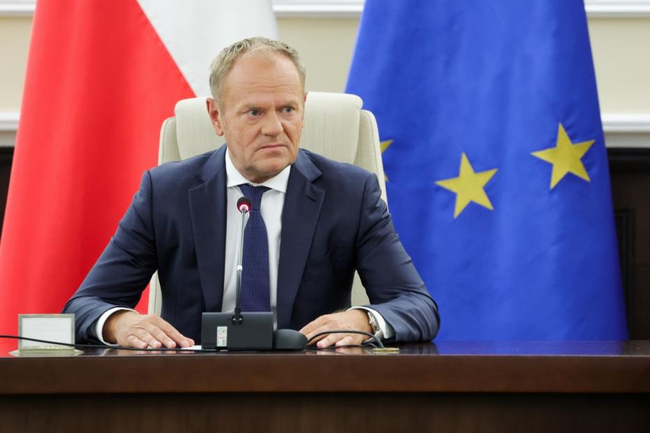 epa12366535 Prime Minister Donald Tusk speaks during an extraordinary government meeting at the Chancellery of the Prime Minister in Warsaw, Poland, 10 September 2025, held in connection with the nighttime violation of Polish airspace by Russian drones. EPA/Szymon Pulcyn POLAND OUT