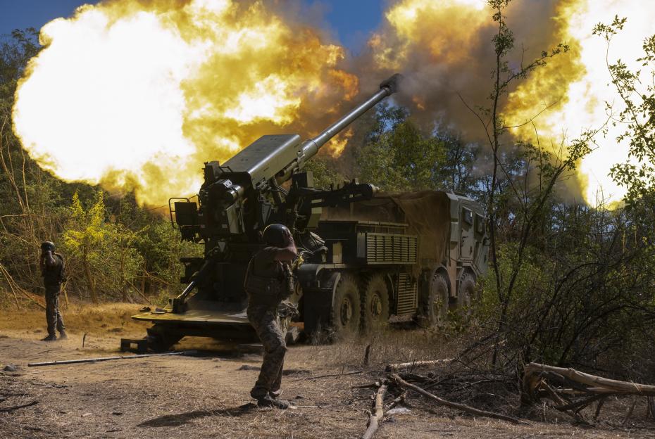 epa12313110 Servicemen of the 44th Separate Artillery Brigade fire the 2S22 'Bohdana' on the frontline in the Zaporizhzhia region, Ukraine, 20 August 2025, amid the ongoing Russian invasion. The Bohdana is a 155 mm NATO-standard caliber, self-propelled howitzer developed in Ukraine. EPA/STRINGER