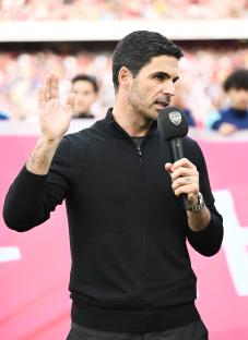 Mikel Arteta, Arsenal manager, speaking into a microphone.