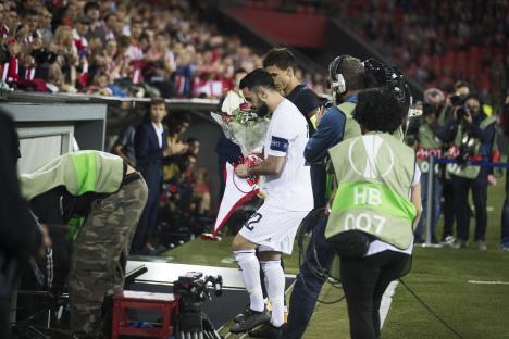Soccer player Brwa Nouri laying flowers at a monument.