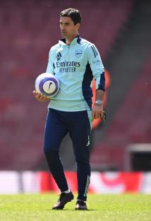 Mikel Arteta, Arsenal manager, at a training session.