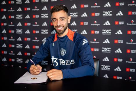 Bruno Fernandes signing a Manchester United contract.