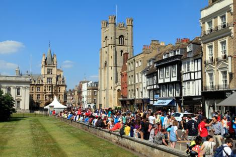 DAJ0RF Kings Parade, and Great St. Mary's Church, Cambridge, tourists, visitors Cambridgeshire England UK