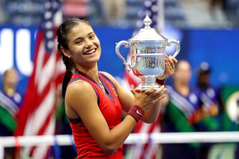 Emma Raducanu holding the US Open trophy.