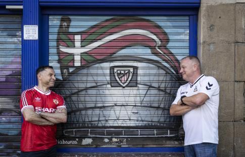 BILBAO, SPAIN - MAY 20: A Manchester United fan and Tottenham Hotspur fan pose ahead of the UEFA Europa League Final 2025 between Tottenham Hotspur and Manchester United at Nueva Plaza on May 20, 2025 in Bilbao, Spain (Photo by Ryan Pierse/Getty Images)