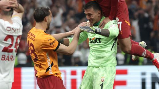 Much-loved World Cup goalkeeper, 38, scores penalty to win title in final season after 14 years with European giants