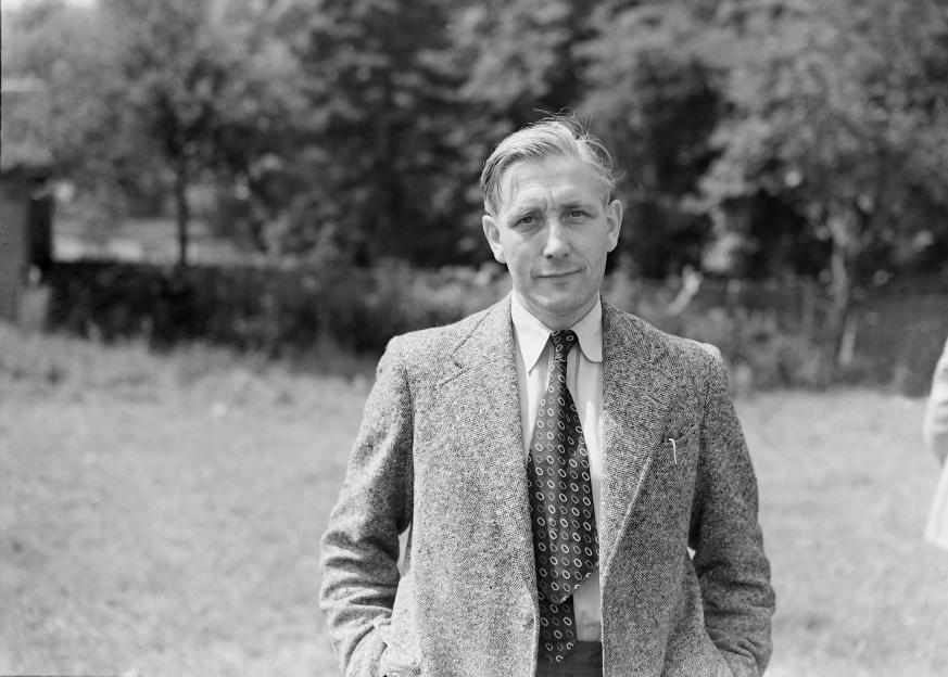 Black and white photo of Arthur Rowe, Tottenham Hotspur manager, from the 1950s.