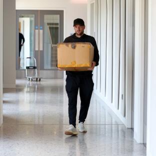 Headline: Emotional Leicester fans say 'delete this' as club share pics of Jamie Vardy packing his things into a cardboard box, https://x.com/LCFC/status/1925175494011650407