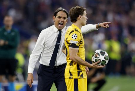 Soccer Football - Champions League - Final - Paris St Germain v Inter Milan - Allianz Arena, Munich, Germany - May 31, 2025 Inter Milan coach Simone Inzaghi reacts as Nicolo Barella looks on REUTERS/Peter Cziborra