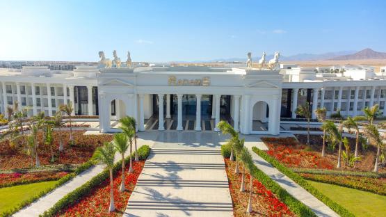 Luxury Rixos Radamis hotel is the perfect romantic escape for our ‘earlymoon’
