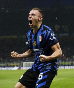Davide Frattesi of Inter Milan celebrating a goal.