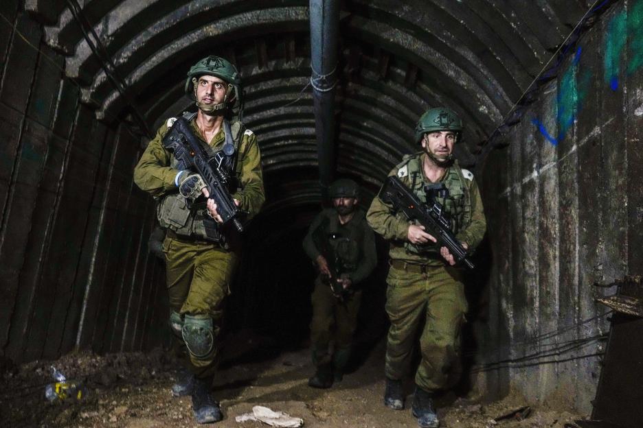 Israeli soldiers in a tunnel.