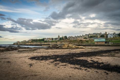 St. Andrews is a seaside town northeast of Edinburgh, on Scotlands east coast. The beach, close to the famous golf course