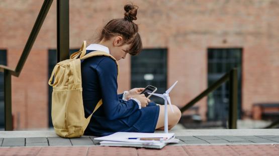 Shocking reality of kids mobile use revealed as teens bombarded with 100s of messages & spend 5 hours a day on phones
