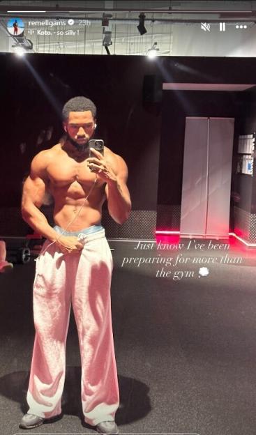 Selfie of a muscular man in pink sweatpants at the gym.