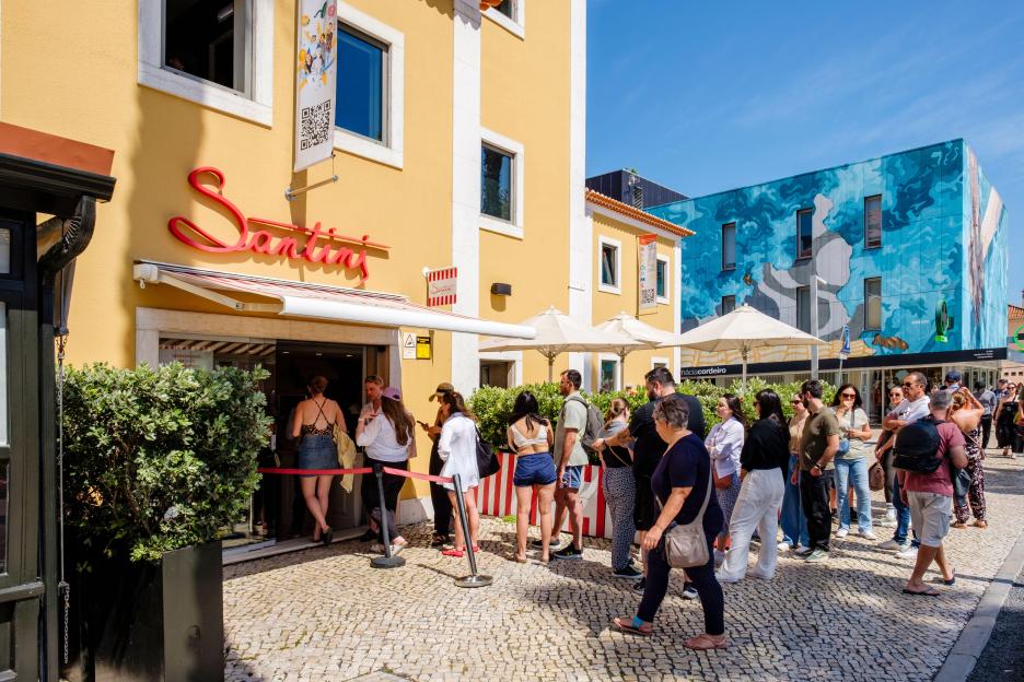 People waiting in line at a Santini gelato store in Cascais, Portugal.