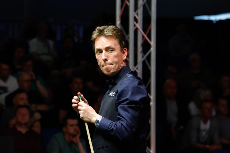 Ken Doherty chalking his cue.