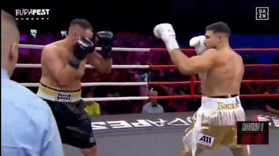 Screenshot of two boxers in a boxing match.