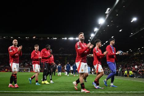 MANCHESTER, ENGLAND - APRIL 17: Players of Manchester United acknowledge the fans after the UEFA Europa League 2024/25 Quarter Final Second Leg match between Manchester United and Olympique Lyonnais at Old Trafford on April 17, 2025 in Manchester, England. (Photo by Shaun Botterill/Getty Images)