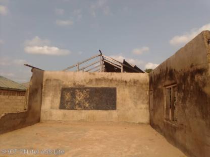 Benue: Pupils, teachers in Otukpa forced to sit on floors, windowsills despite N82bn education budget 3