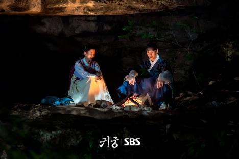 &#8220;The Haunted Palace&#8221; Stars Yook Sungjae And Kim Ji Yeon Charm Fans With Adorable Behind-The-Scenes Photos 4