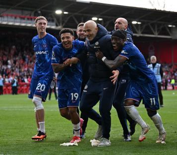 Chelsea's manager Enzo Maresca celebrates with players after a Premier League victory.