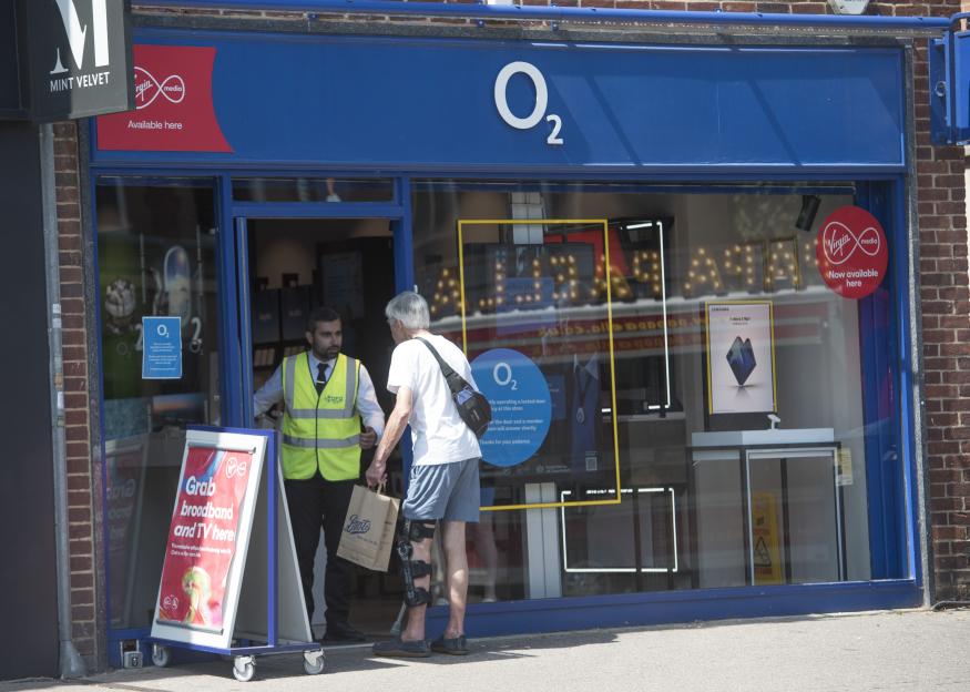 O2 phone shops in high risk areas locking their doors after spate of armed robberies by crime gangs