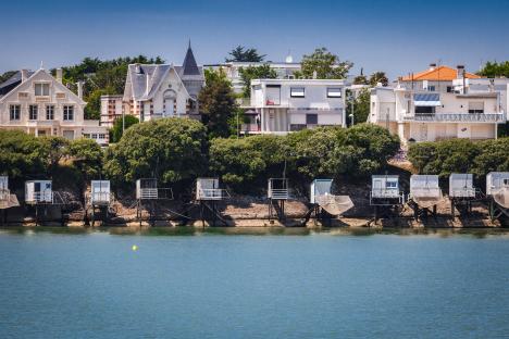 Villas and fishing huts along Pontaillac Bay.