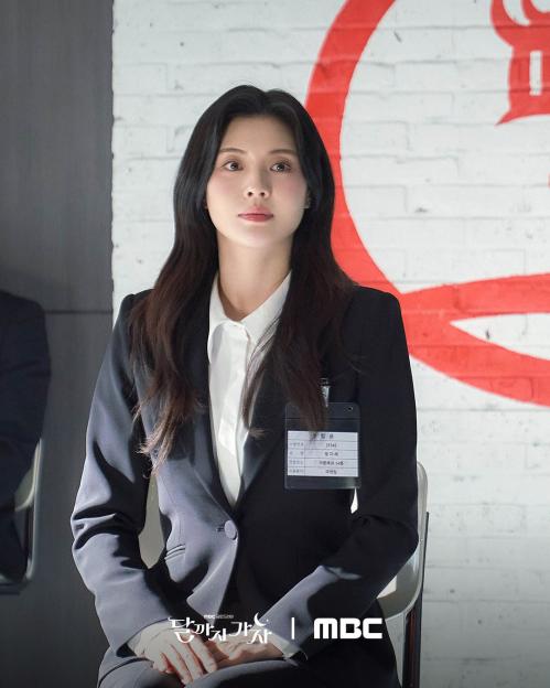 Lee Sun Bin And Kim Young Dae Have An Awkward First Encounter In “To The Moon”