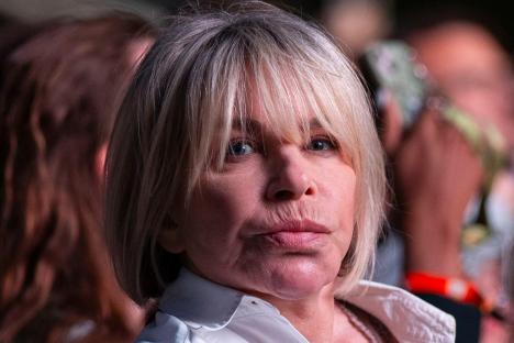 Men Behaving Badly’s Leslie Ash, 65, makes rare public appearance using a pink walking stick at London’s Lido Festival