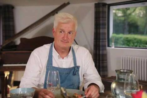 Coronation Street star’s real life sibling won Come Dine with Me using her recipes – but can you guess who it is?