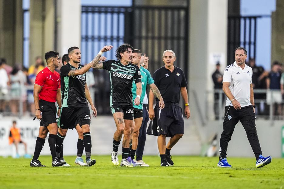 Hector Bellerin of Real Betis protesting during a soccer match.