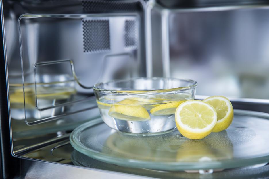 Cleaning a microwave with water and lemon.