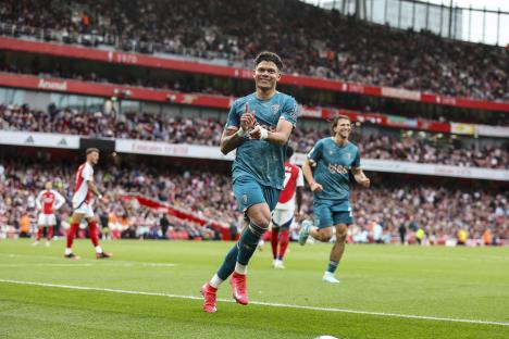 Evanilson celebrating a goal at a soccer match.