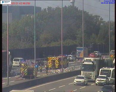 M1 CLOSED heading out of London after crash & lorry fire leaving 6 miles of traffic & drivers delayed by an hour