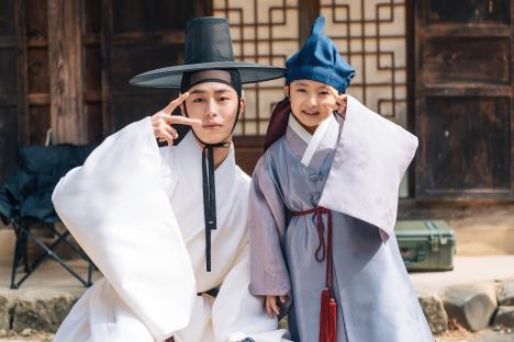Lee Jae Wook, Jo Bo Ah, And More Show Warm Chemistry And Dedication Behind The Scenes Of “Dear Hongrang”; 13