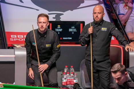 Judd Trump and Luca Brecel at a snooker match.