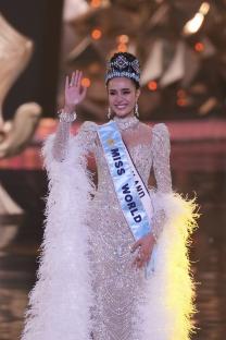 Opal Suchata Chuangsri, Miss World, waving.