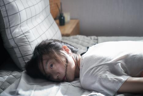 Bae Doona Goes From Gloomy To Glowing After Catching A Love &#8220;Virus&#8221; In New Film 5