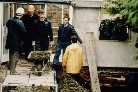 Gloucester : les mystères d'un jardin anglais - la police fouille le domicile et le jardin du tueur en série Fred West, à la recherche de nouveaux cadavres, 1er mars 1994. (Photo by Mathieu Polak/Sygma/ Sygma via Getty Images)