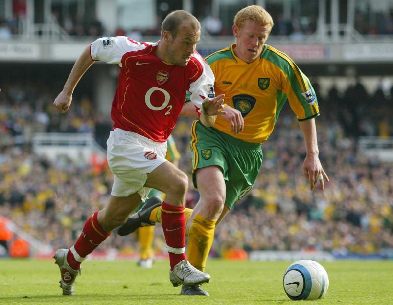 Arsenal's Freddie Ljungberg and Norwich's Gary Holt vying for the ball.