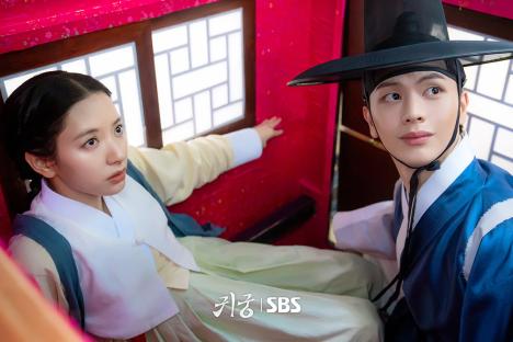 &#8220;The Haunted Palace&#8221; Stars Yook Sungjae And Kim Ji Yeon Charm Fans With Adorable Behind-The-Scenes Photos 9
