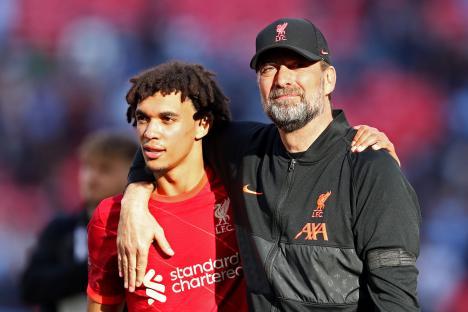 Jurgen Klopp and Trent Alexander-Arnold celebrating.