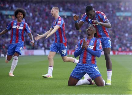 Crystal Palace players celebrating a goal.